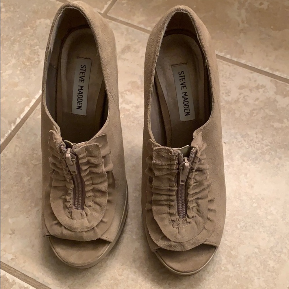 Beige suede Steve Madden peep toe shoes